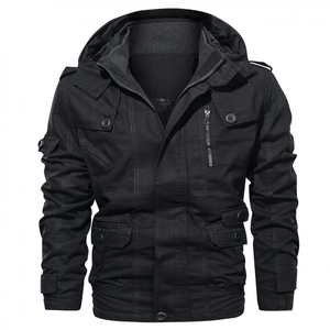 Détail d'une veste à capuche noire pour homme avec doublure polaire et poches cargo