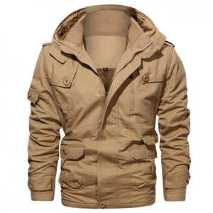 Détail d'une veste à capuche kaki avec doublure polaire et poches utilitaires