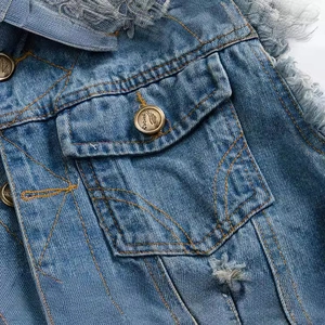 Gilet di jeans slim fit da uomo con bordi sfrangiati e bottoni in metallo
