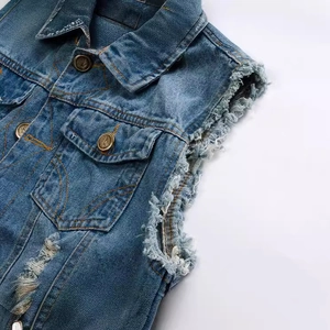 Gilet in denim slim fit con strappi, bordi sfrangiati e bottoni in metallo con cigno