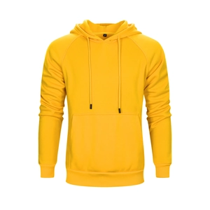 Sweat à capuche jaune pour homme avec manches raglan et poche kangourou sur fond blanc