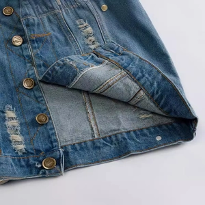 Gilet di jeans azzurro slim fit da uomo con bottoni vintage e dettagli strappati trendy