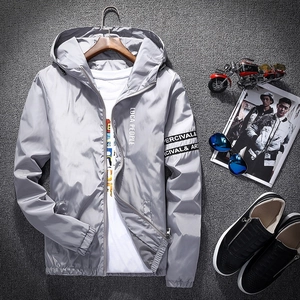 Hellgraue Herren Windjacke mit Kapuze, Buchstabendruck und Streetwear-Accessoires
