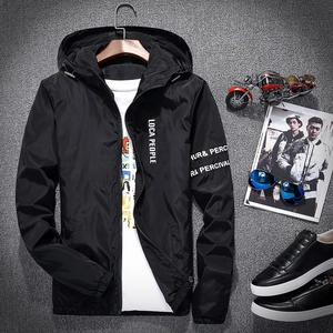 Schwarze Herren-Kapuzenjacke mit weißem Schriftzug im lässigen Streetwear-Look für Männer