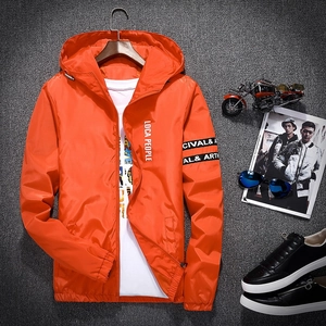 Herren Slim Fit Kapuzen-Windjacke in leuchtendem Orange mit Buchstabenband am Ärmel