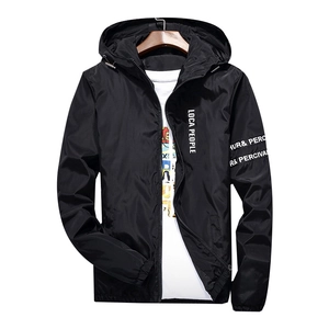Schmal geschnittene schwarze Herrenjacke mit Kapuze und Loca People Buchstabendruck