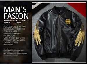 Détail d'une veste en similicuir noir avec broderie d'ailes d'aigle dorées sur les manches