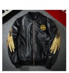 Détail de la broderie d'ailes dorées sur les manches du blouson bomber en similicuir