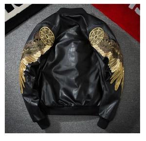 Broderie détaillée d'ailes dorées et de motifs floraux sur une veste baseball en cuir PU noir