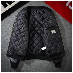 Détail du blouson aviateur noir avec doublure matelassée et poche intérieure