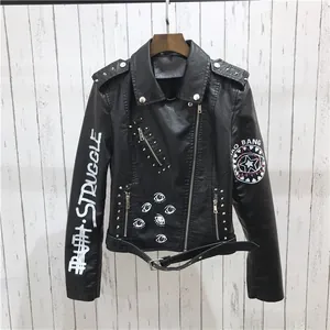 Détail du blouson motard noir en PU avec imprimé œil et texte graffiti blanc struggle