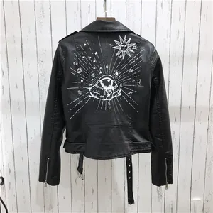 Détail du blouson motard noir en simili cuir avec motif œil DARE YOU et imprimé soleil étoiles