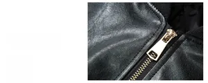 Détail de la fermeture éclair en métal doré et du col en tricot côtelé de la veste en PU