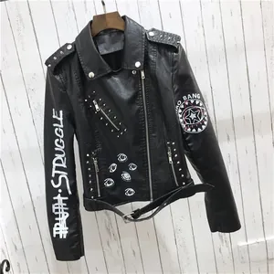 Détails de la veste de motard en similicuir noir avec rivets argentés et imprimé graffiti