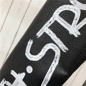 Détail du similicuir grainé noir avec imprimé graffiti blanc de style urbain moderne