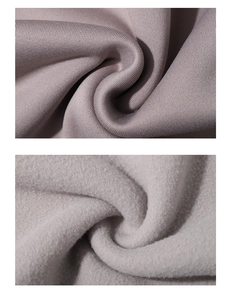 Détail macro de la surface en tricot lisse et de la doublure polaire épaisse gris mauve