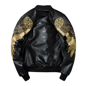 Blouson aviateur en similicuir avec broderie d'ailes dorées et finitions côtelées