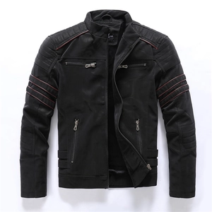 Schmale schwarze Kunstleder-Bikerjacke für Herren mit roten Streifen und Stehkragen