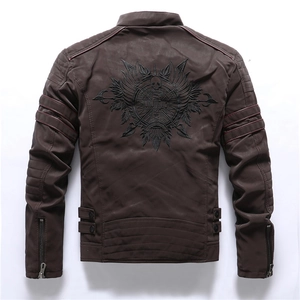 Braune Herren Motorradjacke aus Kunstleder mit großer Flügel- und Totenkopf Bestickung am Rücken
