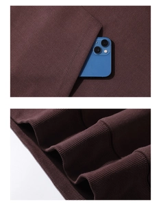 Détail de la poche du sweat avec téléphone et gros plan des poignets en maille côtelée