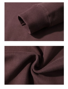 Vue détaillée du poignet côtelé et du tissu épais sur sweat à capuche bordeaux