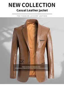 Dettaglio blazer in ecopelle marrone con revers a lancia e doppie cerniere decorative laterali