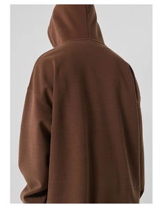 Vue arrière d'un sweat à capuche marron foncé oversize montrant le tissu épais et la coupe large