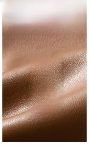 Dettaglio della texture in pelle di pecora marrone che mostra la grana naturale e morbida