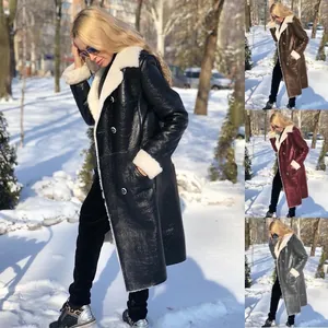Collage détaillé d'un manteau long en similicuir et fourrure en quatre couleurs