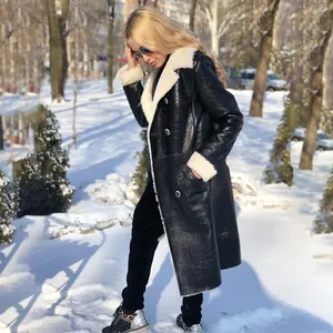 Détail du manteau d'hiver en similicuir avec doublure en fausse fourrure blanche et boutons