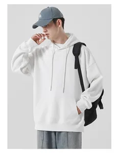 Détail d'un sweat à capuche blanc oversize avec coutures tombantes et poche kangourou