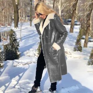 Détail du manteau gris en similicuir avec col en fausse fourrure blanche et double boutonnage