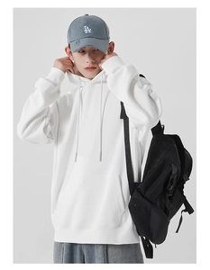 Détail d'un sweat à capuche blanc en coton épais avec épaules tombantes et poche kangourou