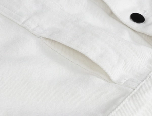 Gilet en jean blanc ajusté pour homme avec boutons noirs et texture en sergé coton