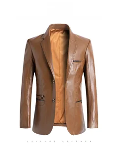 Dettaglio di un blazer in pelle marrone con tasche laterali a zip e chiusura a due bottoni