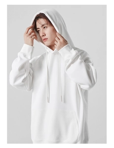 Détail de profil d'un sweat à capuche blanc épais en coupe ample avec poche kangourou
