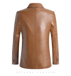 Dettaglio retro del blazer in ecopelle marrone con toppe sui gomiti e cucitura centrale