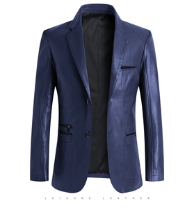 Dettaglio della giacca in pelle blu scuro con rever classico e tasche con cerniera