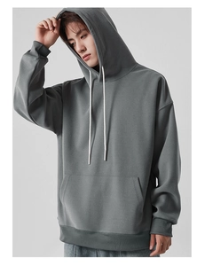 Vue détaillée du poignet côtelé et du tissu gris épais de ce sweat à capuche oversize