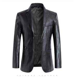Dettaglio giacca blazer in pelle nera con colletto a rever e trama liscia