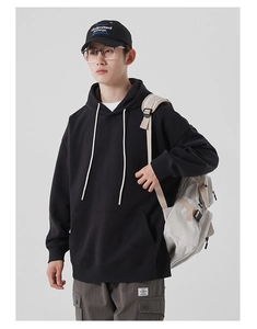Vue détaillée du sweat à capuche noir lourd avec cordons blanc cassé et accessoires streetwear
