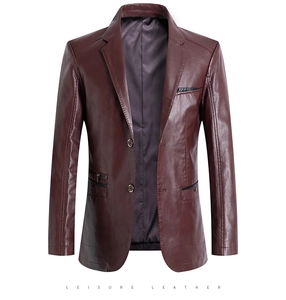 Vista dettagliata di un blazer in ecopelle bordeaux con tasche a zip metalliche alla moda