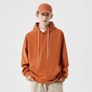 Sweat à capuche homme marron caramel avec cordon blanc et poche kangourou