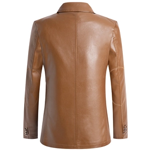 Vista posteriore di un blazer da uomo in similpelle marrone con toppe sui gomiti stile