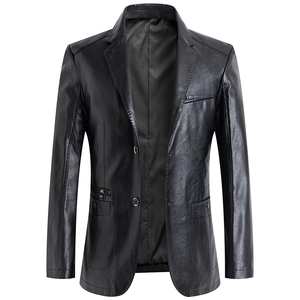Giacca blazer da uomo in pelle nera con revers classici e chiusura a due bottoni elegante