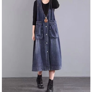 Longue robe gilet en jean avec grandes poches et boutonnage en denim délavé foncé