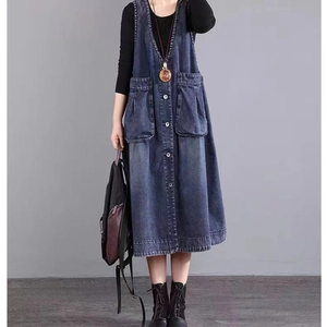 Robe salopette en jean bleu foncé avec col en V, boutons et grandes poches en coupe trapèze