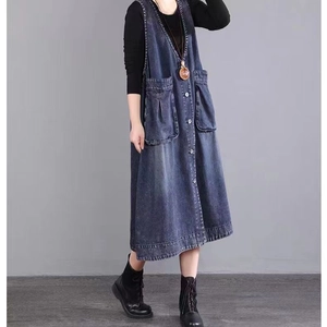 Robe midi en jean bleu foncé avec col en V classique et grandes poches plaquées pratiques