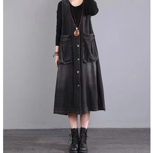 Robe gilet en jean noir délavé coupe décontractée avec grandes poches et boutonnage