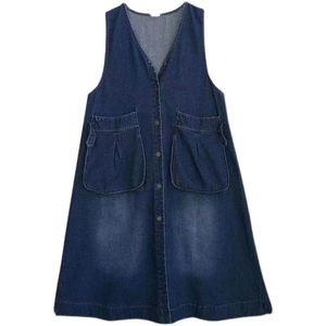 Robe chasuble en jean bleu foncé à col en V avec de grandes poches sur le devant